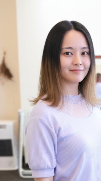 30代女性のカラー褪色ビフォー画像。全体的にツヤがなく、根元と毛先の色が異なり、疲れた印象に見える状態