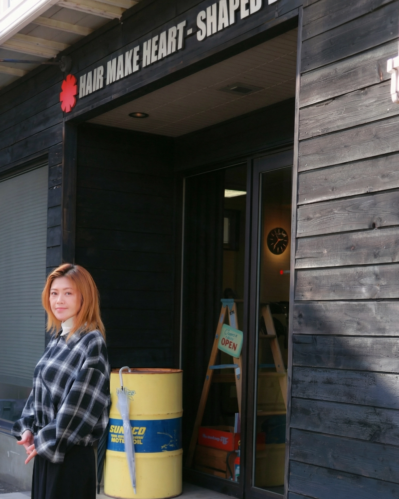 札幌市東区の美容室「ハートシェイプドボックス」メインビジュアル。リケラトリートメントで艶やかに整えられた髪の女性。加齢毛・白髪ぼかし・髪質改善なら札幌市東区の美容室へ。