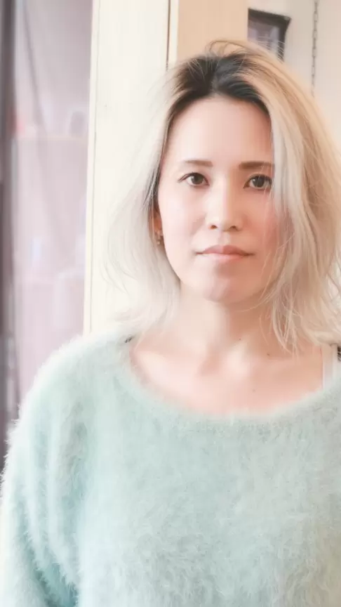 40代女性の施術前。ブリーチ特有の黄化があり、毛先にゆらぎが見られる状態