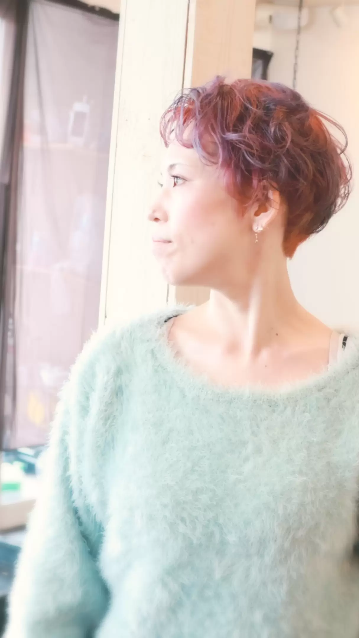 40代女性の施術後。ラベンダーピンクの色味とツヤが加わり、柔らかく凛とした印象に整ったショートスタイル