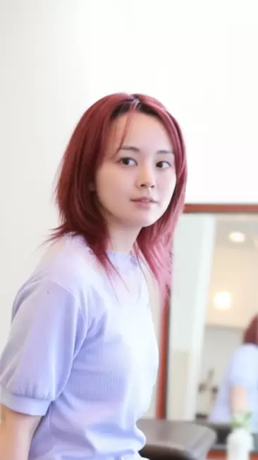 30代女性の施術後。鮮やかなルビーカシスカラーが入り、顔立ちまで明るく見えるスタイル