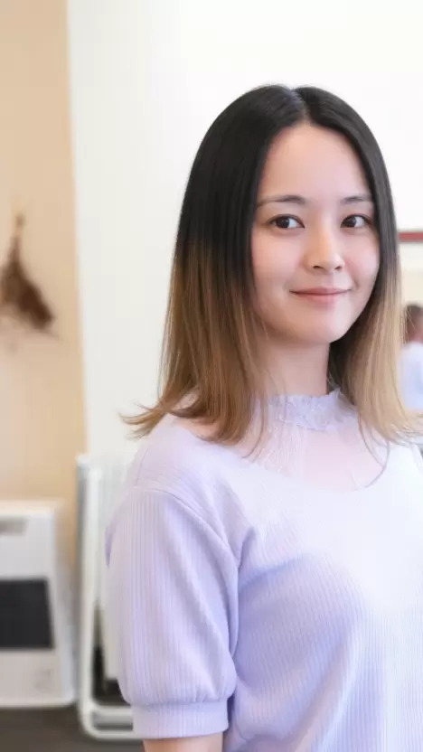 30代女性の施術前。根元の伸びと中間からの褪色で全体が沈んで見える状態