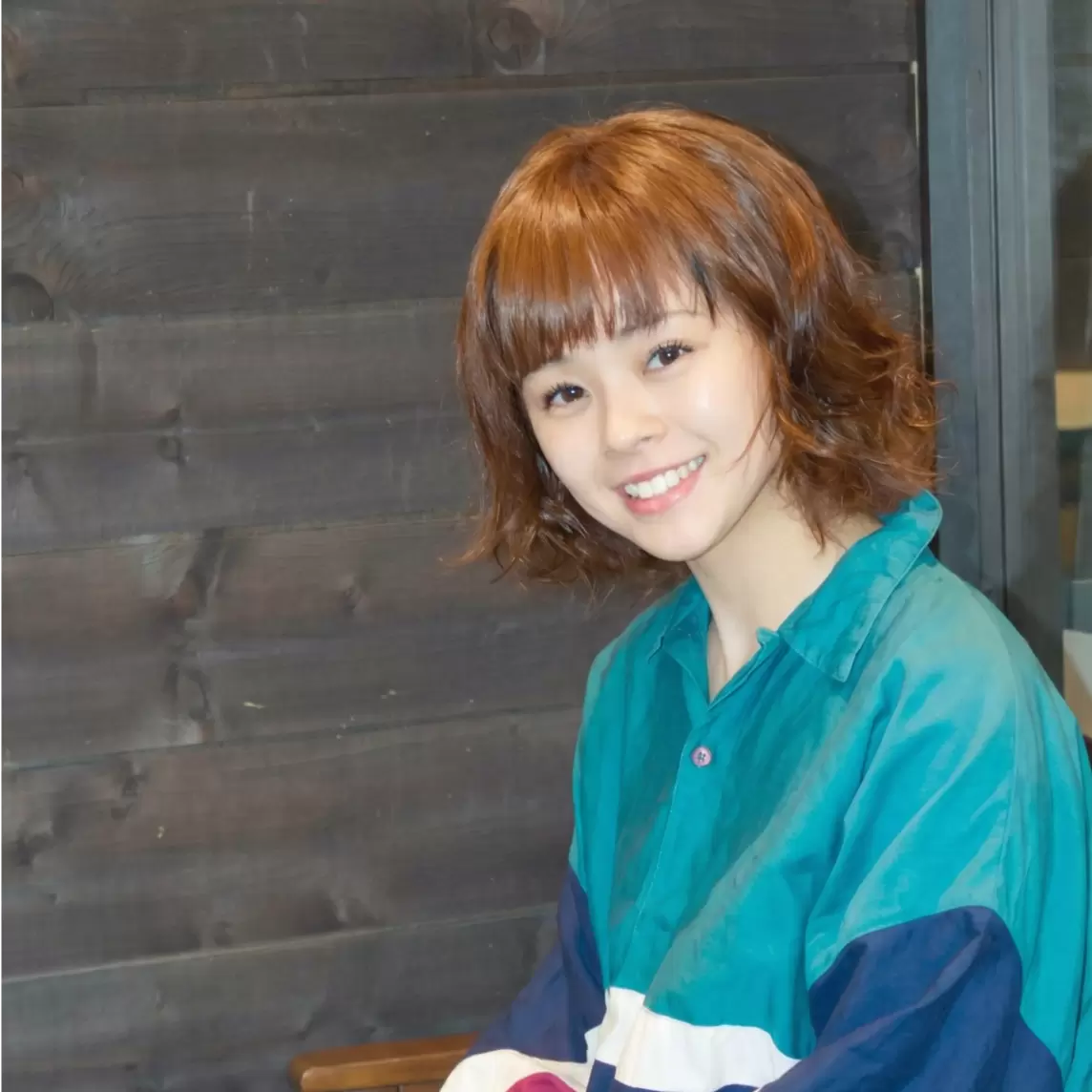 明るめブラウンカラー、元気で軽やかな印象のボブスタイル