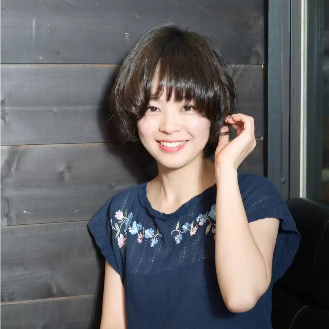 自然なツヤと柔らかい印象のショートボブスタイルの女性、安心して相談しやすい雰囲気の実例