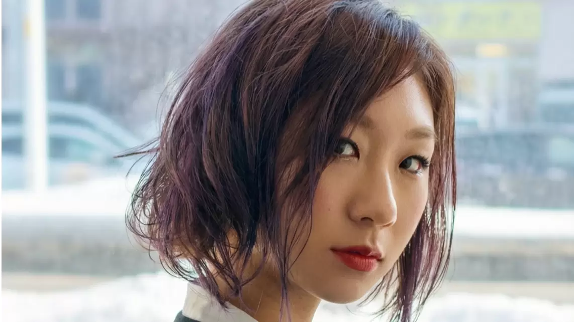 札幌の美容室で提案する透明感のあるボブカラー、光で艶が映える仕上がり