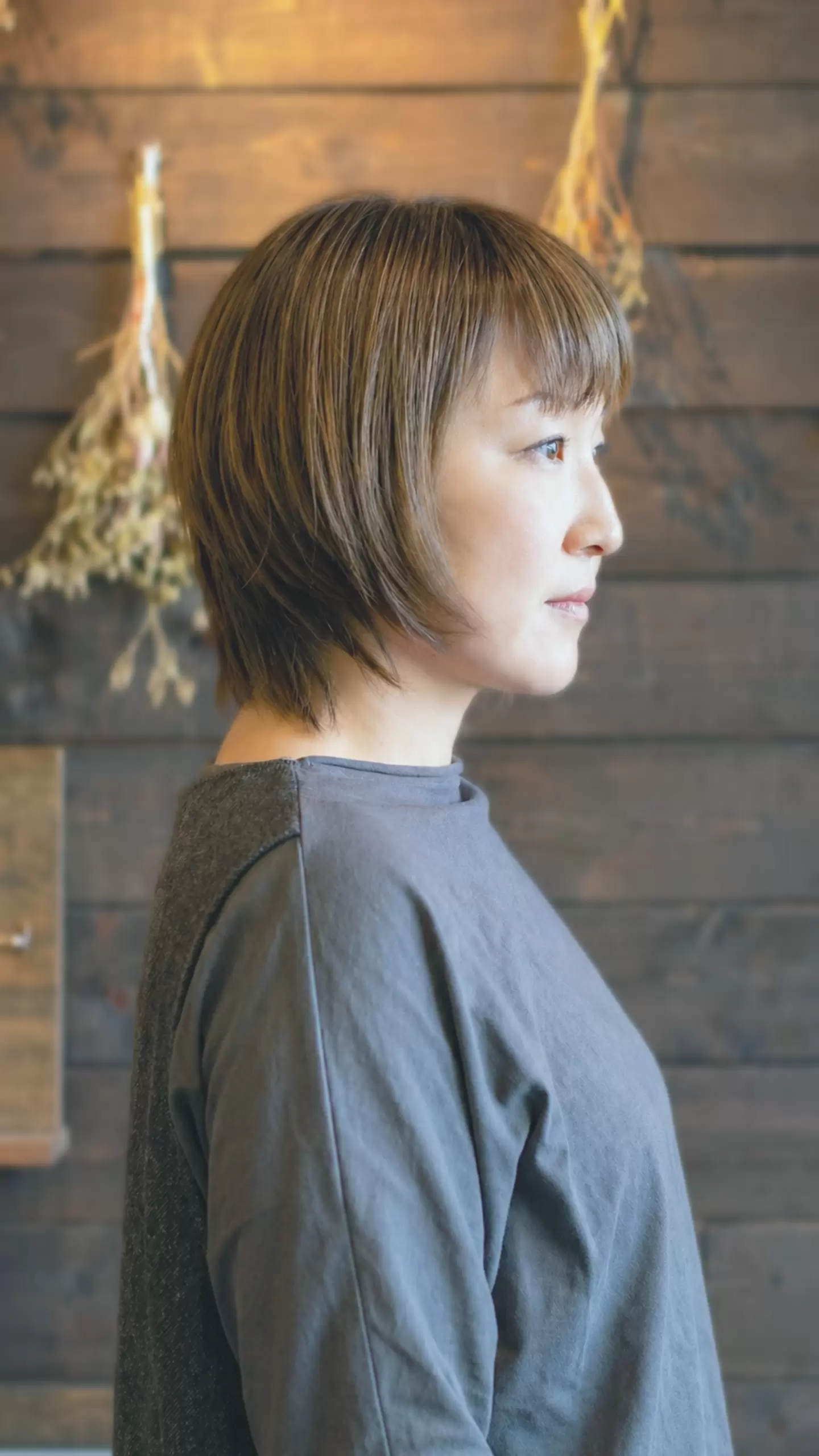 ブリーチなしのリケラカラーで自然なツヤとまとまりが出た横顔