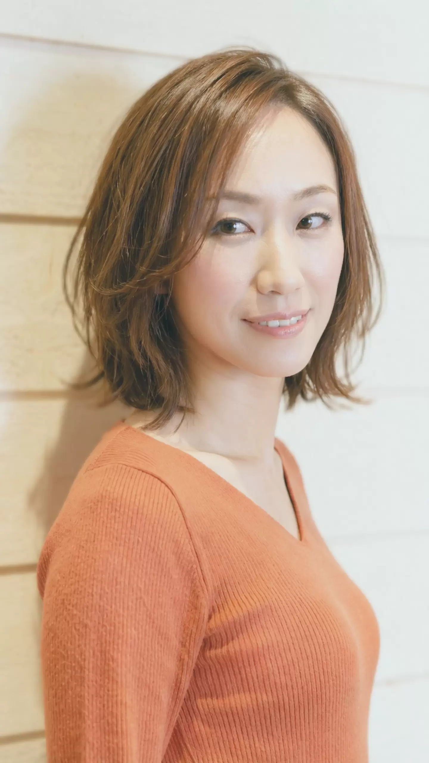 ブリーチ毛でもツヤとまとまりを保ったボブスタイル、色落ちしにくい仕上がりの実例