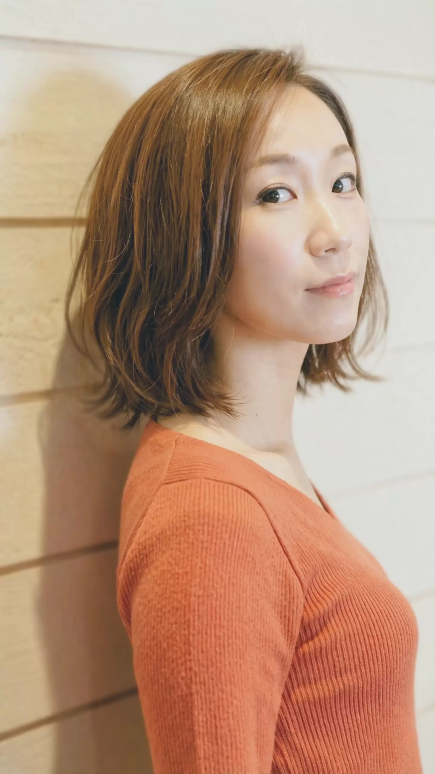 自然なツヤと柔らかい印象のショートボブスタイルの女性、安心して相談しやすい雰囲気の実例