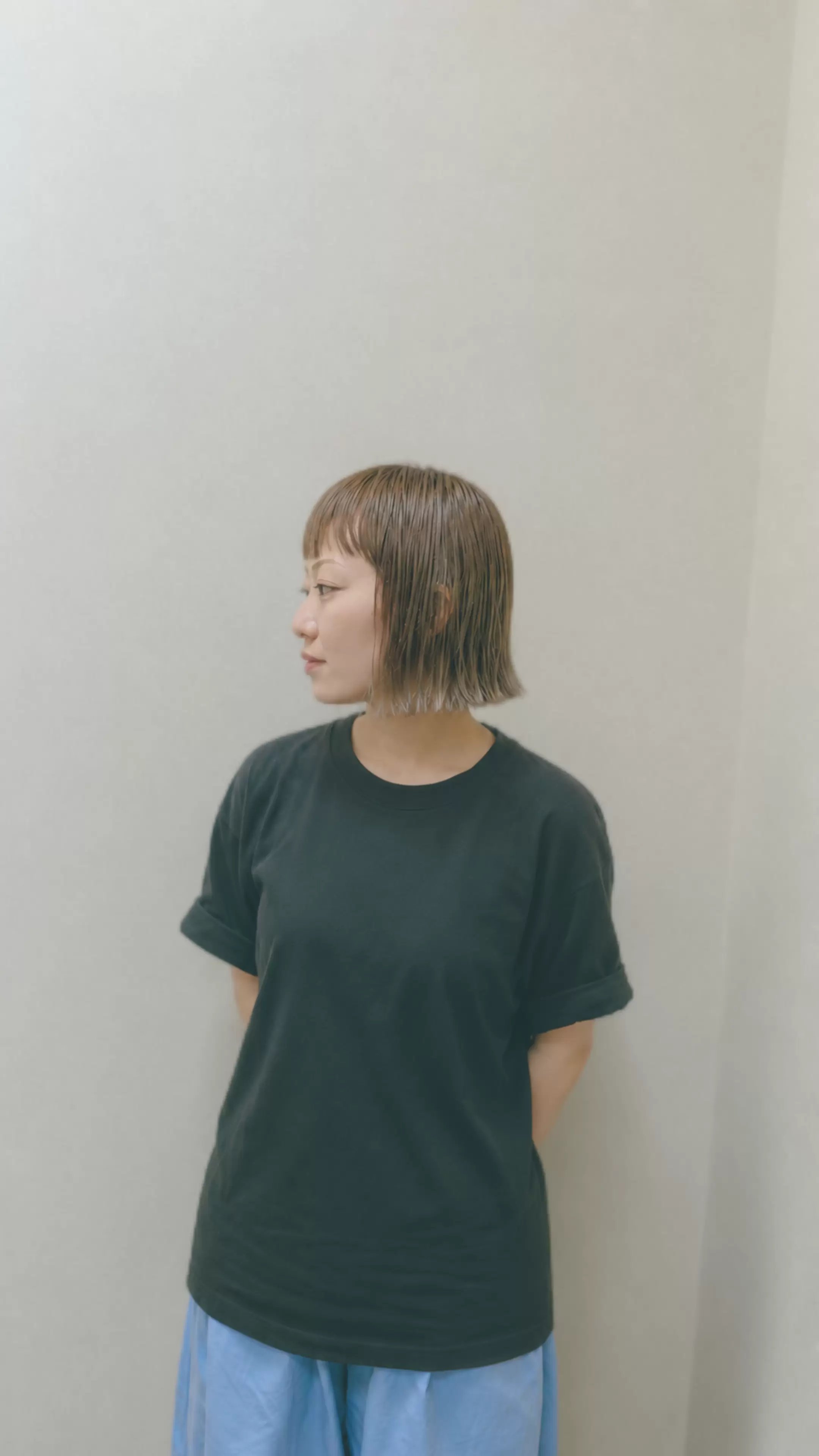 自然な質感のボブスタイルを横から見せるヘアポートレート