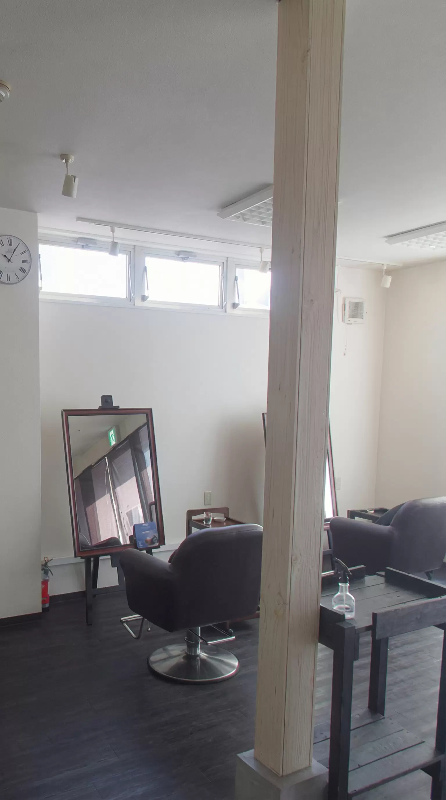 自然光の入るHAIR MAKE HEART-SHAPED BOXの店内