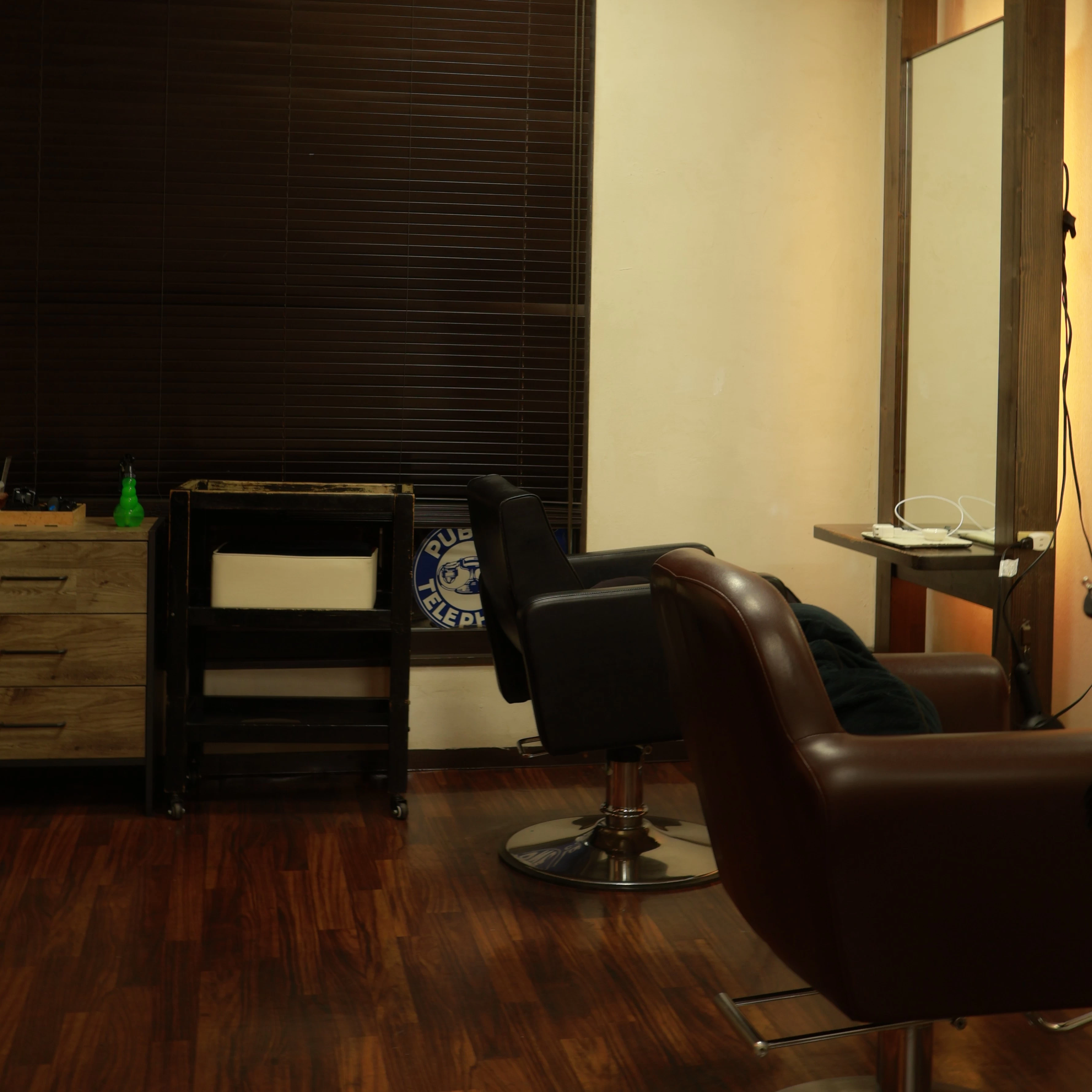 木の床とブラウンのセット椅子があるHAIR MAKE HEART-SHAPED BOXの店内