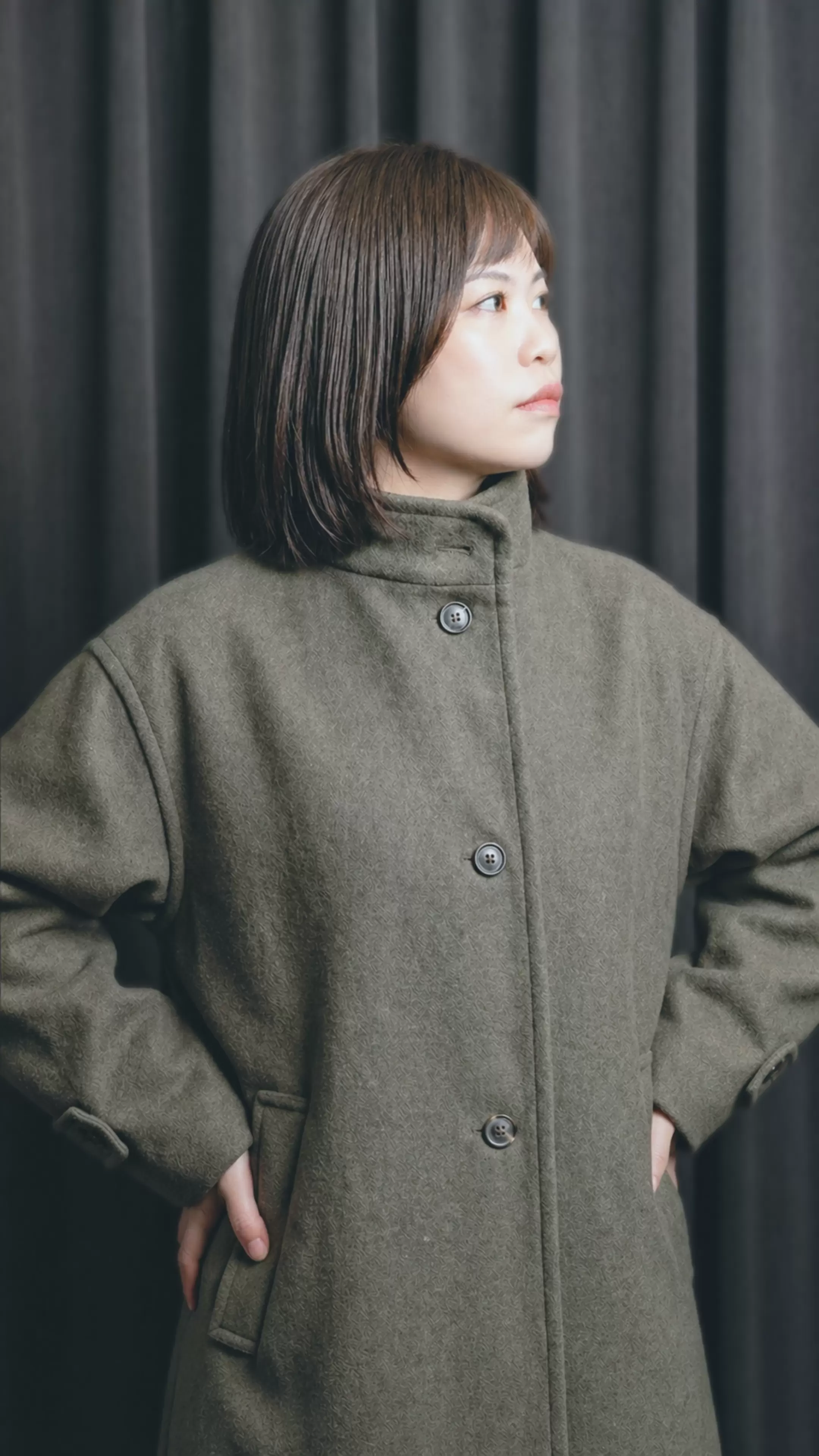 髪の質感やシルエットがわかる横顔のヘアスタイル