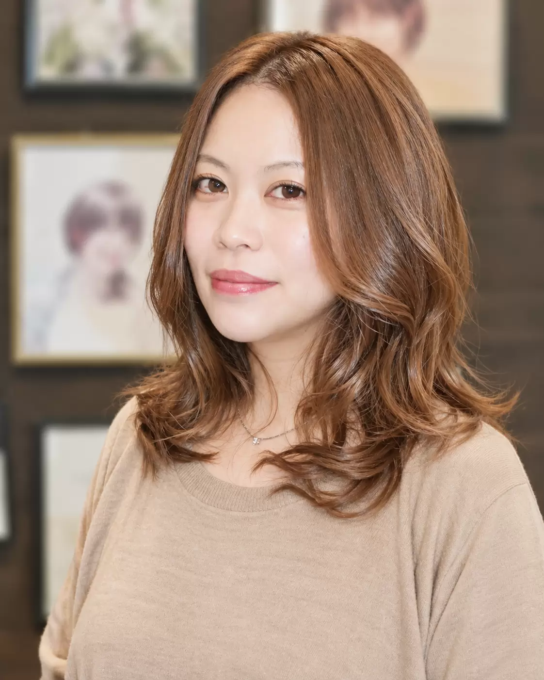 毛先までの髪の質感とカラー状態がわかるヘアスタイル