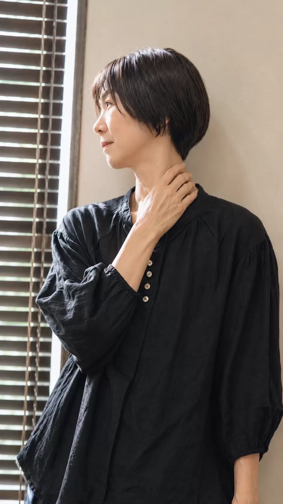 明るい髪の筋感と地毛の陰影を活かした大人女性のヘアデザイン