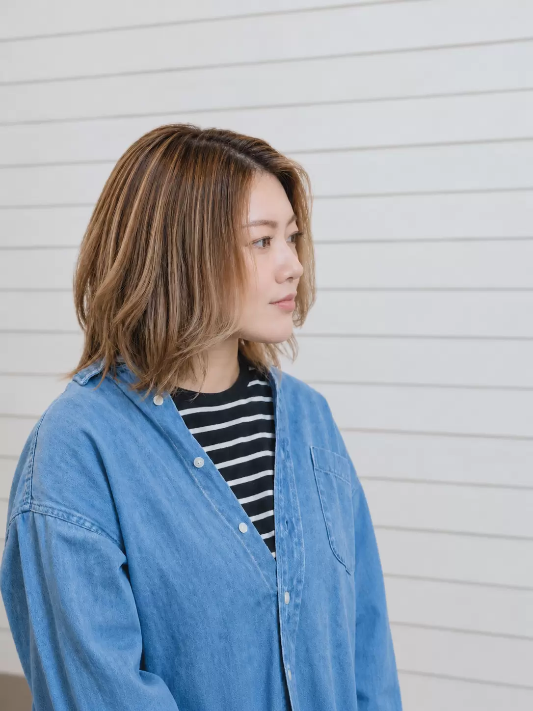明るい髪の筋感と陰影を活かした大人女性のヘアスタイル