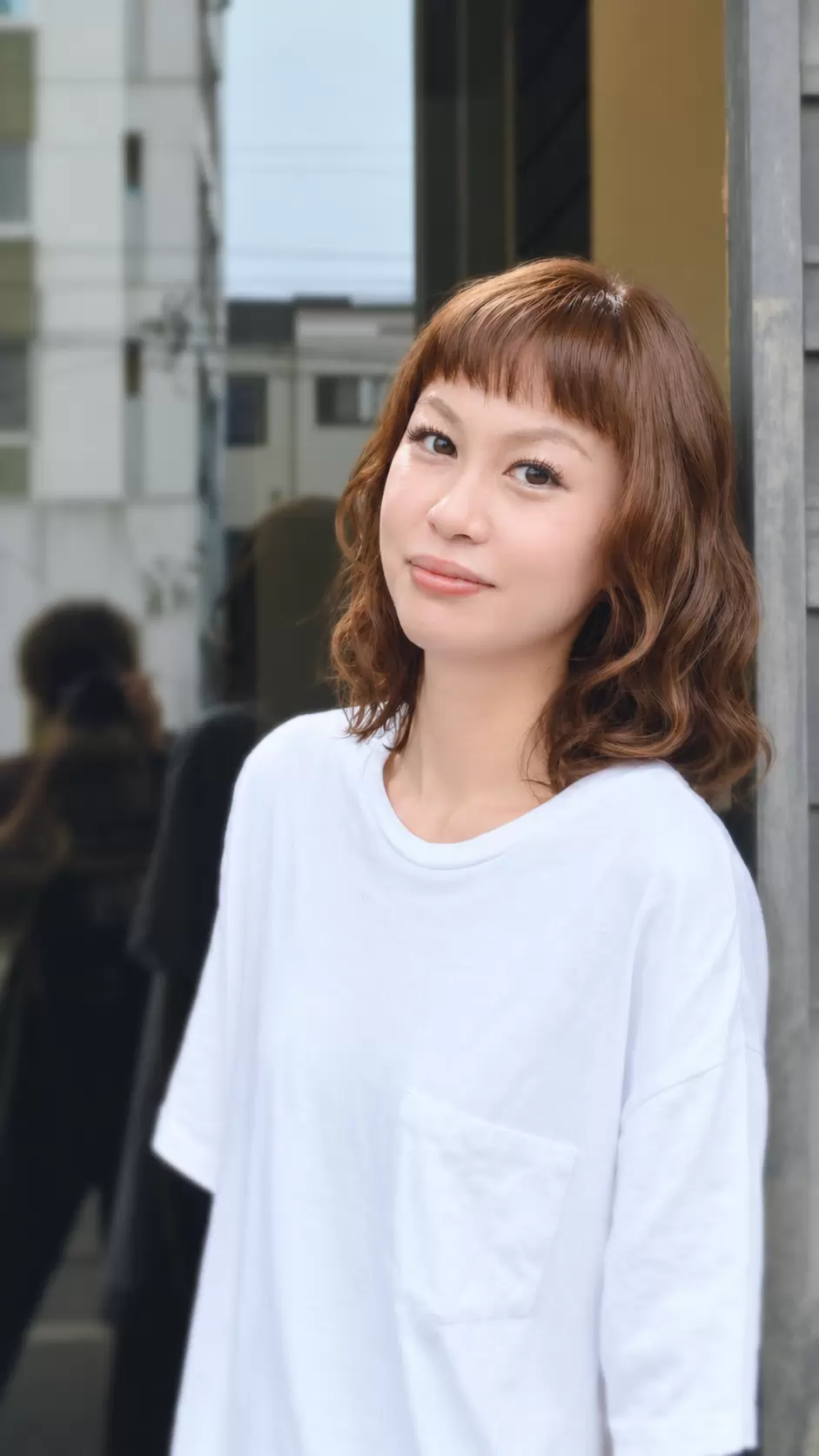 直毛でハチ張りが目立ちやすい髪を上下2段構成で整えた切りっぱなしボブの完成スタイル