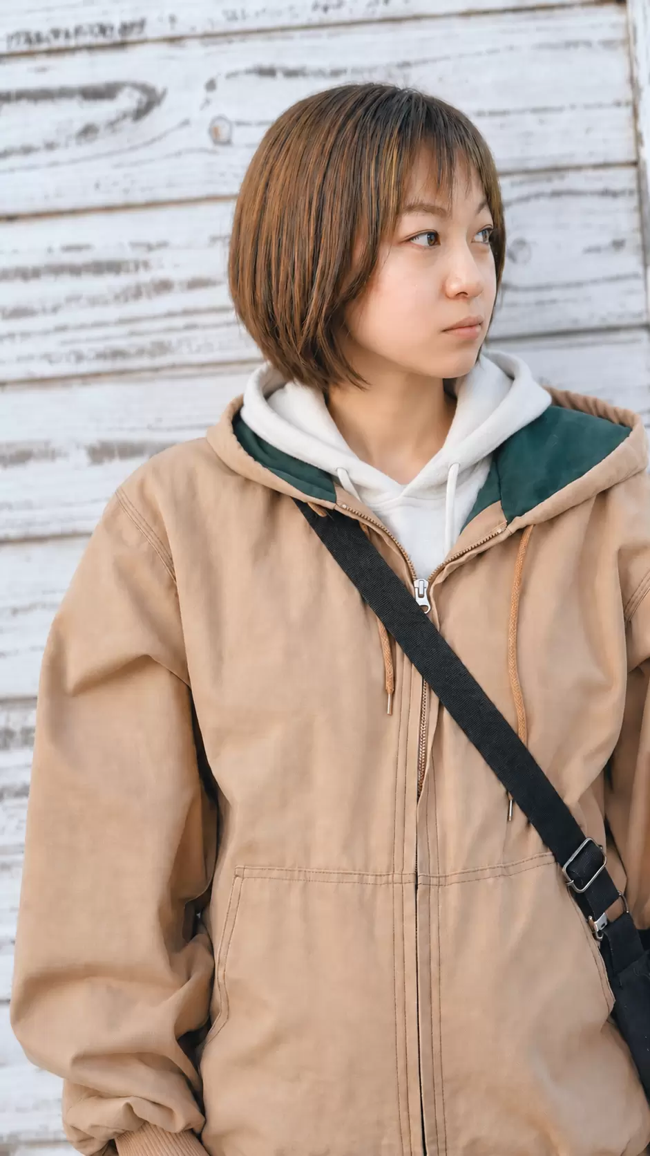 超直毛で動きが出にくい髪に切り口と毛束内処理で浮遊感をつくったミディアムヘアの完成スタイル