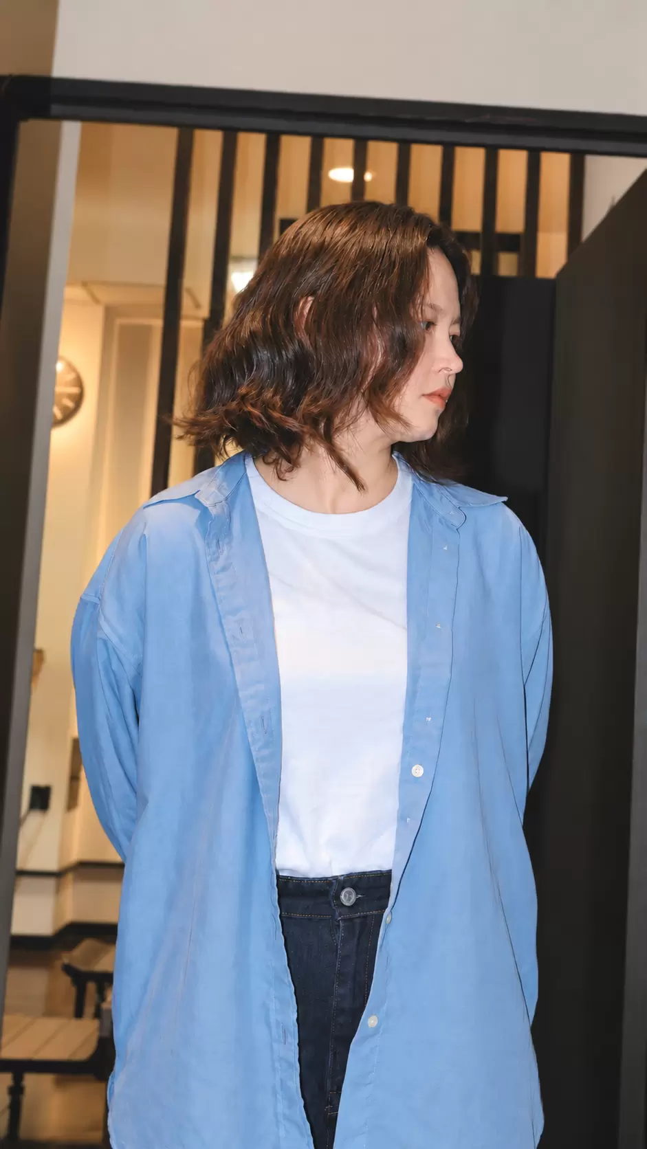 強いくせと多毛を抑えすぎず、パーマ風の動きとして活かしたミディアムヘアの完成スタイル