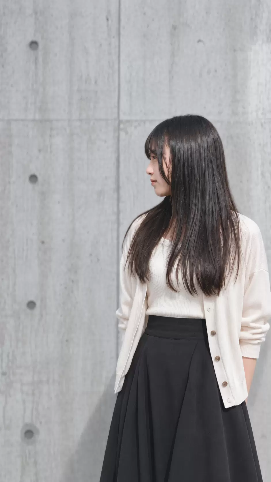 自然に整ったストレートヘアの横顔