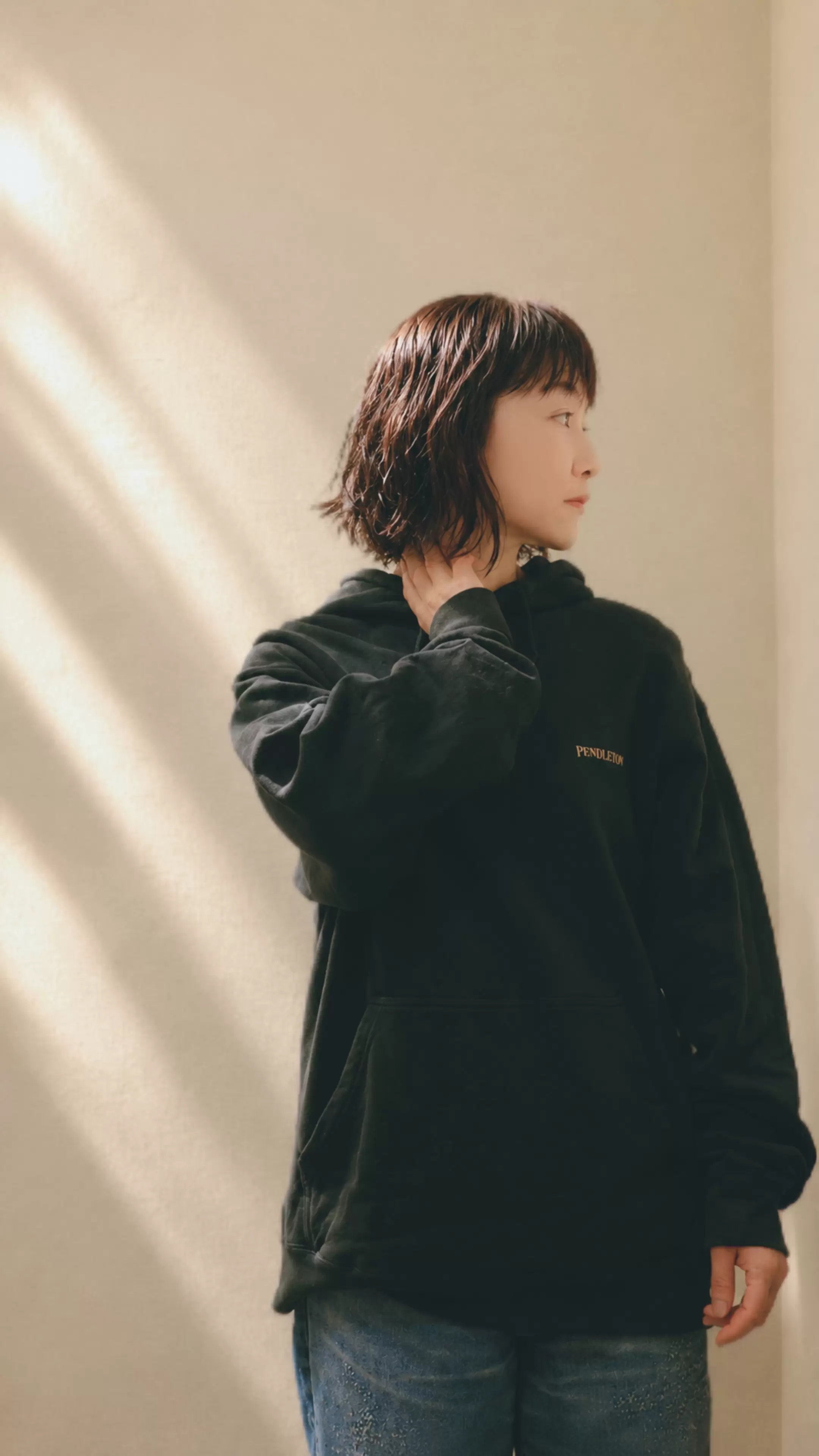 深みのあるダークカラーとウェーブの質感を楽しむボブスタイル