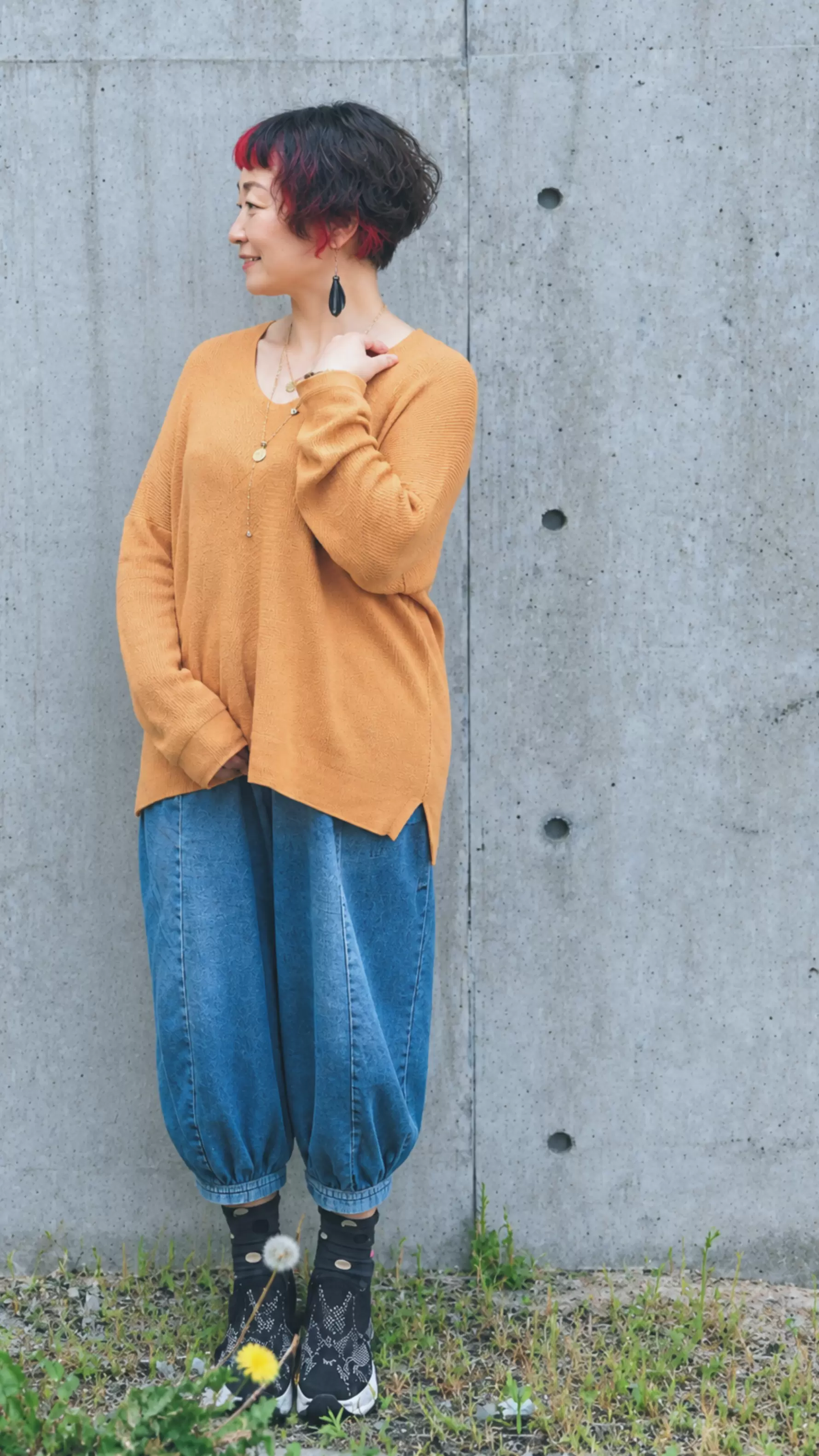 ダークショートに赤いアクセントカラーを取り入れた大人女性のヘアスタイル