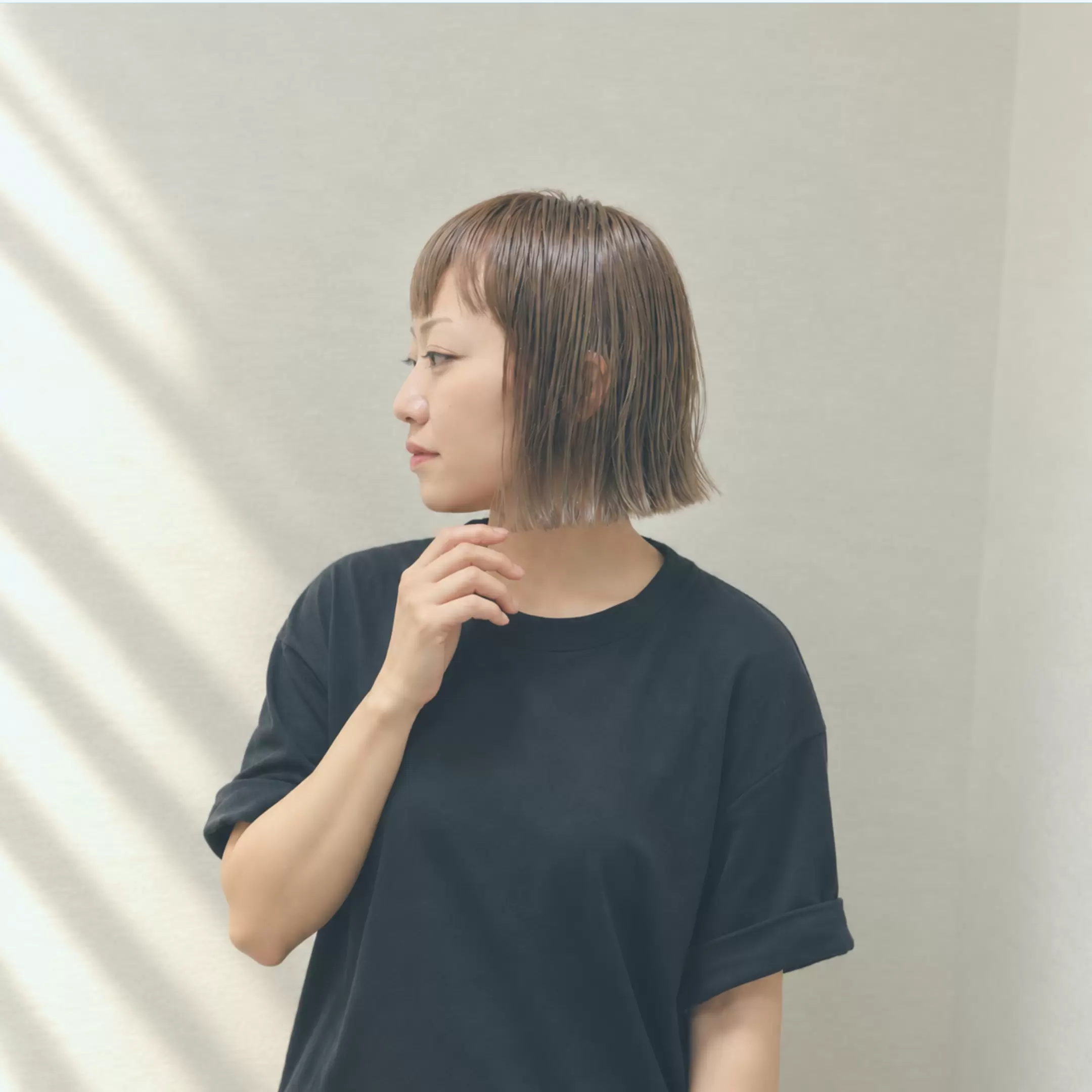 自然な質感のボブスタイルを横から見せるヘアポートレート